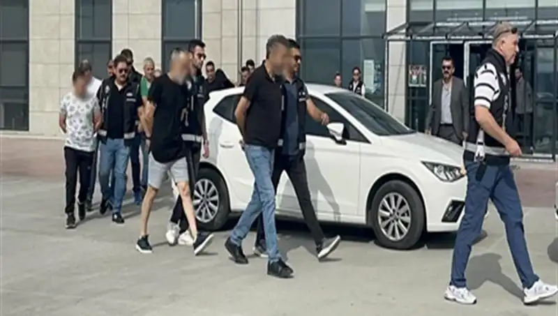 36 Bin Kişiyi 10 Milyar Lira Dolandıran Turizm Firması Skandalı