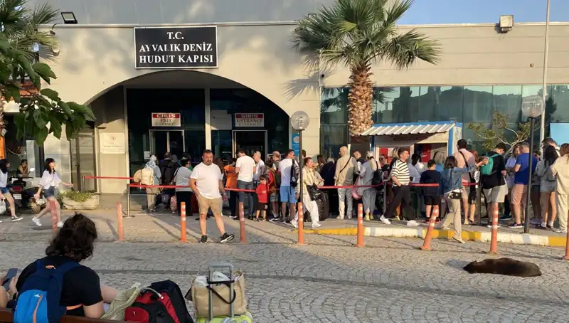 Bayramda Midilli Adası’na Yüzlerce Tatilci Akın Etti!