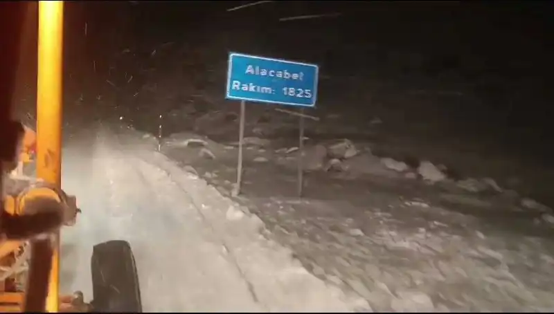Antalya'da Nisan Ayında Beklenmedik Kar Yağışı Şaşkınlık Yarattı