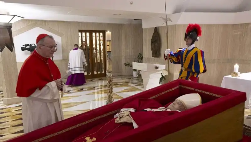 Papa'nın Tabuttaki Fotoğrafları: Dünyayı Sarsan Anlar