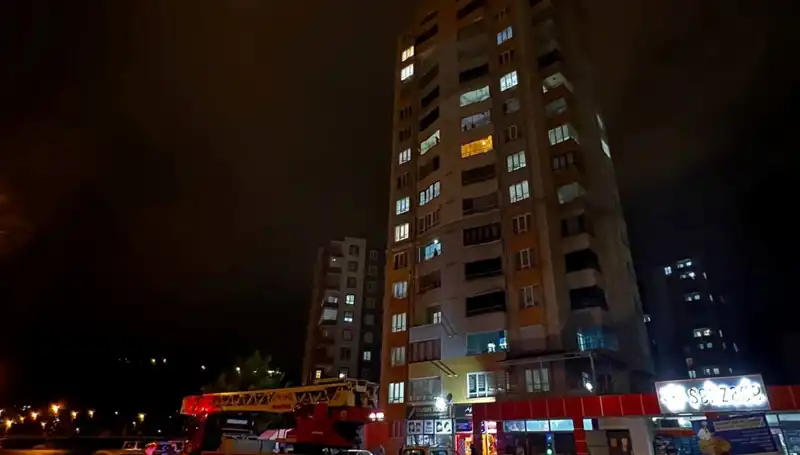 Yıldırım Düşmesiyle Apartmanın Çatısı Alev Alev Yandı