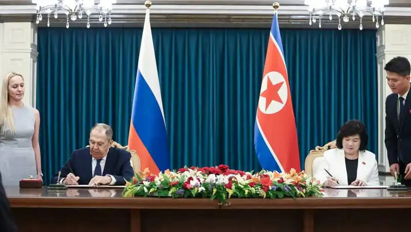 Lavrov ve Kuzey Koreli Mevkidaşı: Yeni Stratejik İş Birlikleri Mi Geliyor?