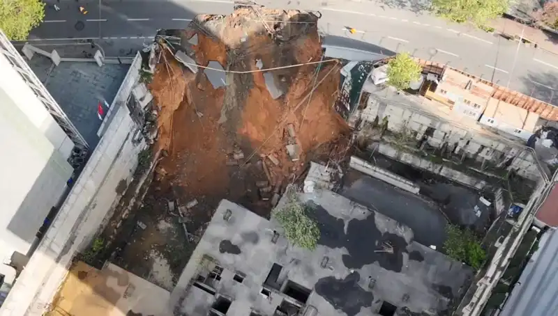 Sarıyer'de Yol Çökmesi: Ekipler Seferber Oldu, Cadde Kapatıldı!