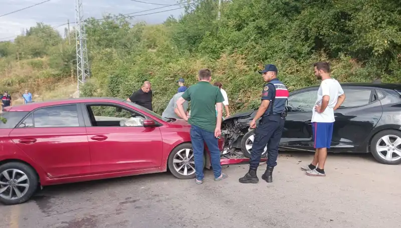 Karamürsel'de Feci Kaza: İki Otomobil Çarpıştı, Dört Yaralı