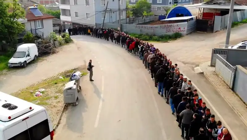 Bursa'da Bayram Geleneği: 1 Kilometrelik Bayramlaşma Kuyruğu Oluştu