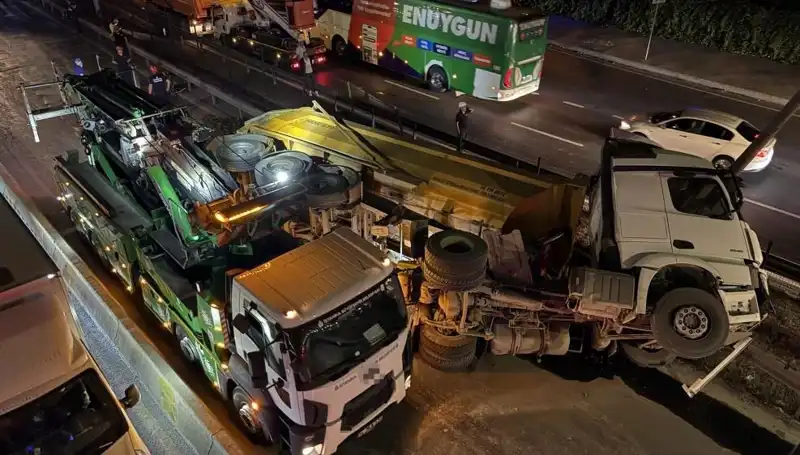 Moloz Yüklü Hafriyat Kamyonu Devrildi: Kazanın Sebepleri ve Sonuçları Neler?