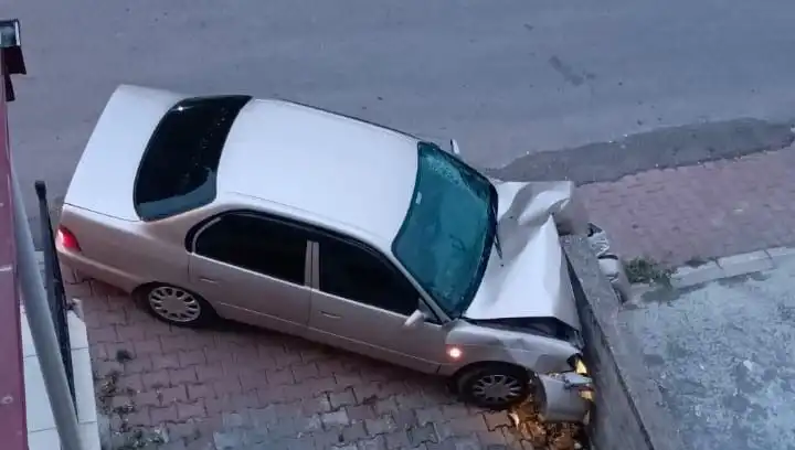 Kontrolü Kaybeden Araç Duvara Çarptı: Olay Anı ve Kaza Sonrası Gelişmeler