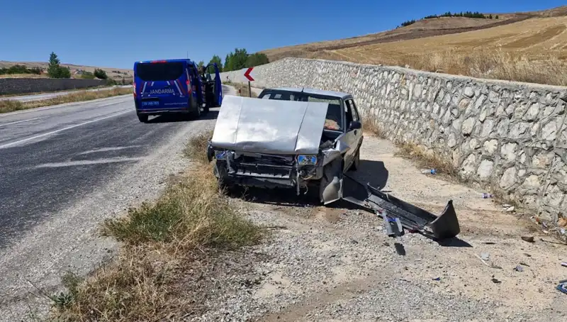 Kontrolden Çıkan Otomobilin Duvara Çarpması: İki Yaralı Kaza